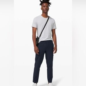 Lululemon’s Bowline Pant Utilitech 30” in True Navy. Size Large